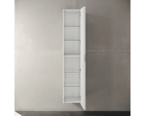 Weisser Bad-Hochschrank mit offenen Glasböden zur Aufbewahrung