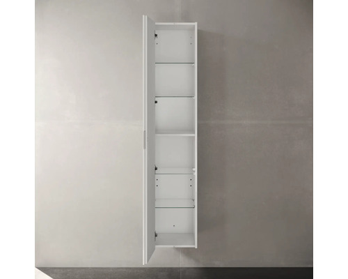 Offener, schmaler Badezimmerschrank mit Glasablagen zur Wandmontage