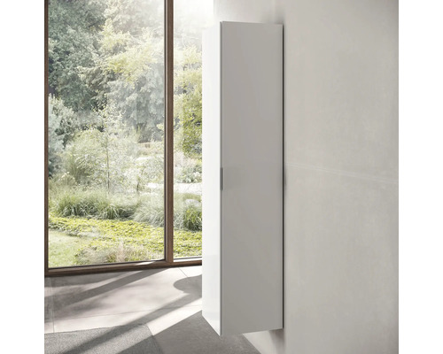 Weisser Bad-Hochschrank neben einem Fenster für Badezimmer Einrichtung