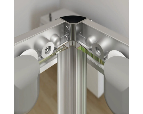 Detailaufnahme einer Duschkabinen-Ecke mit silberfarbenem Rahmen, Schrauben und transparenten Glaswänden.