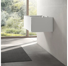 Waschtischunterschrank an der Wand im Badezimmer mit Fenster und Teppich