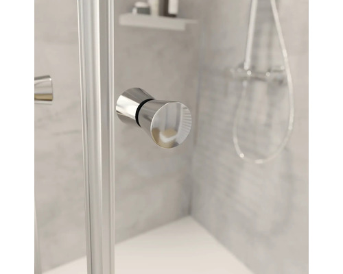 Vue détaillée d''une poignée de porte de cabine de douche en métal.