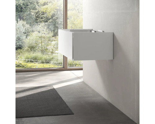 Salle de bains moderne avec meuble sous-lavabo suspendu et fenêtre