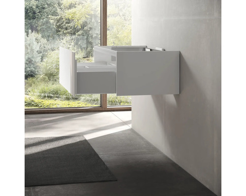 Salle de bains avec meuble sous-vasque ouvert avec tiroirs