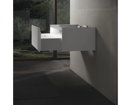 Meuble sous-lavabo suspendu avec tiroir ouvert dans la salle de bain