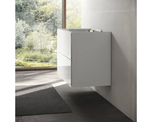 Meuble sous-lavabo suspendu avec deux tiroirs dans la salle de bain.