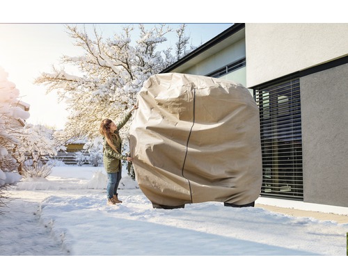 Bâche de protection pour protéger un outil de jardin en hiver