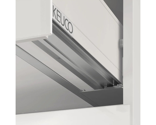Gros plan d''un meuble de salle de bains avec tiroir et logo Keuco.
