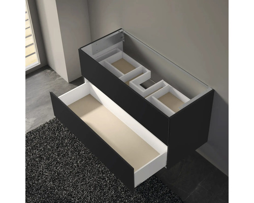 Meuble sous-lavabo avec tiroirs ouverts et éléments de rangement