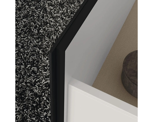 Gros plan d''un coin de salle de bains avec tapis, meuble sous-lavabo et étagère