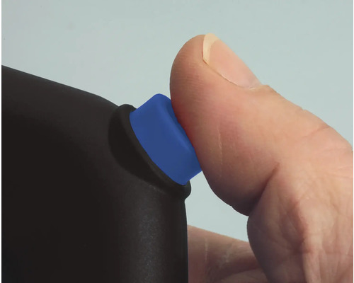 Ein Finger drückt einen blauen Knopf auf einem schwarzen Gerät.