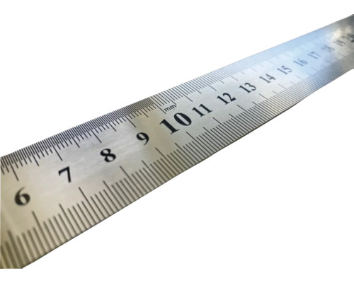 Règle en métal avec marquage millimétrique