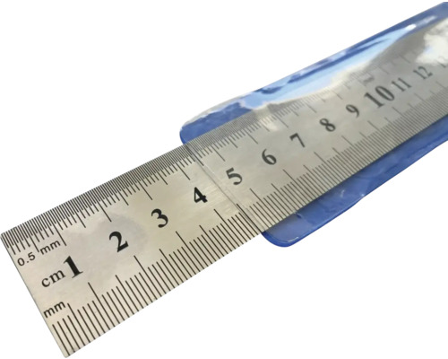 Règle en métal avec graduation en centimètres et millimètres