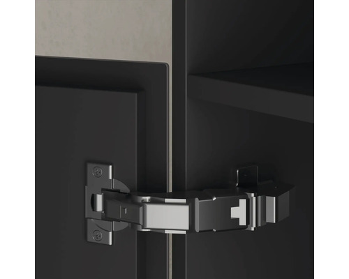 Scharnier an einer Schranktür befestigt