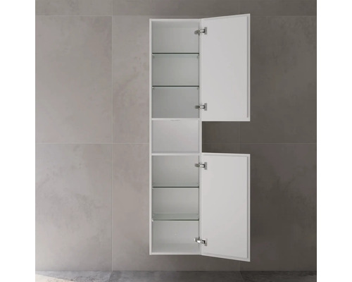 Offener, weisser Badezimmer-Hängeschrank mit Glasablagen