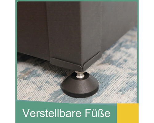 Verstellbare Füsse an einem Möbelstück zur Höhenanpassung