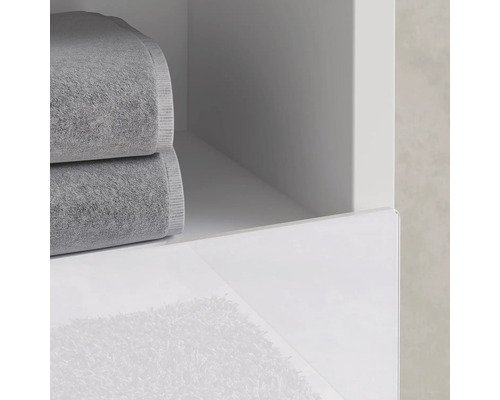 Detailansicht eines Badezimmerschranks mit Handtüchern