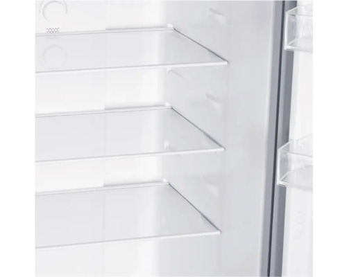 Innenansicht eines Kühlschranks mit Regalböden