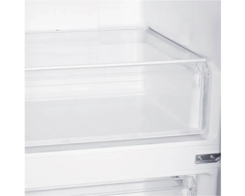 Innenraum eines Kühlschranks mit transparenten Ablagefächern