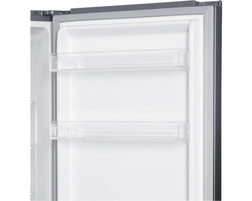 Innenansicht eines Kühlschranks mit zwei Türablagen