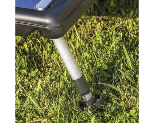 Vue détaillée d''un piquet de terre pour la fixation dans l''herbe