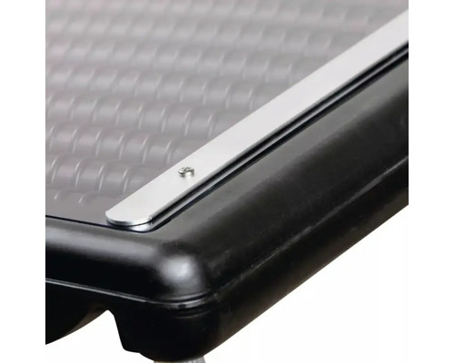 Gros plan d''un couvercle d''appareil noir avec une bande argentée.