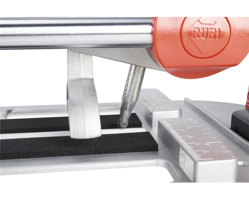 Vue détaillée de coupe-carreaux avec le logo Rubi