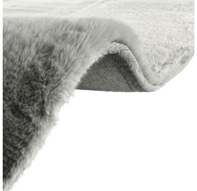 Vue détaillée d''un tapis gris avec une surface en velours et un dos en textile
