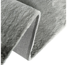 Tapis gris à poils