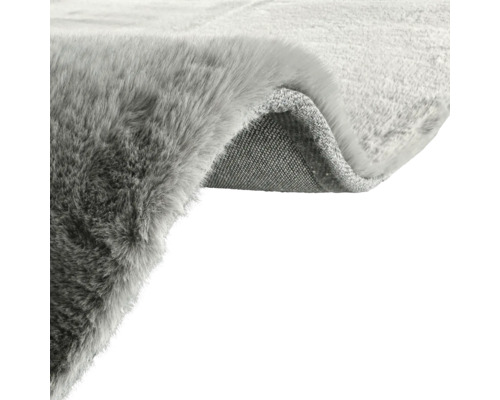 Vue détaillée d''un tapis à poils longs gris avec envers textile