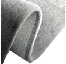 Tapis gris avec coin et envers enroulés