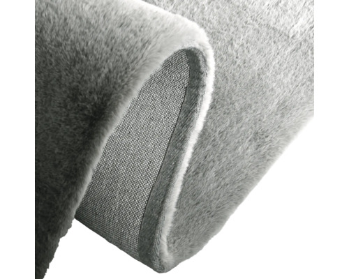 Tapis gris avec coin et envers enroulés