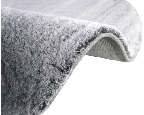 Detailansicht eines grauen Teppichs mit weicher Oberfläche