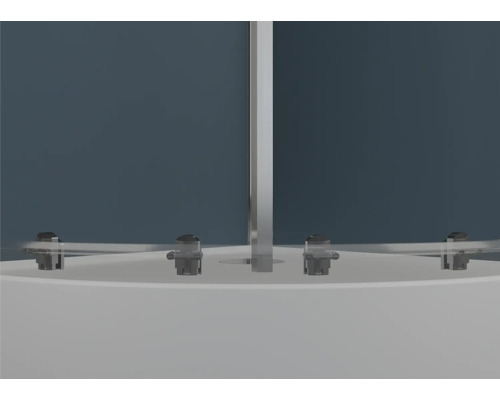 Vue détaillée d''une cabine de douche avec des éléments en verre transparent et des ferrures argentées