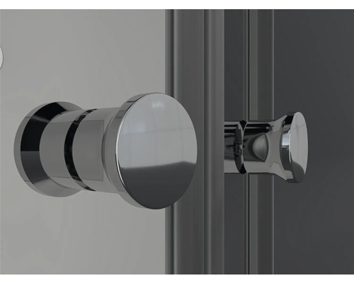 Detailaufnahme eines Duschkabinentürgriffs