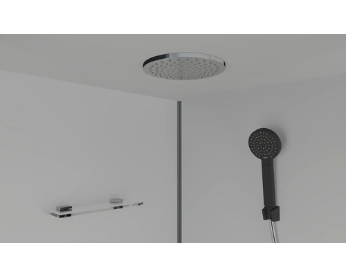 Badezimmerausstattung mit Kopfbrause, Handbrause und Ablage