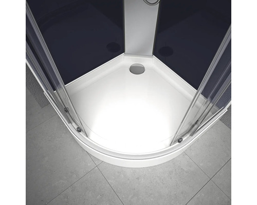 Detailansicht einer Duschkabine mit schwarzer Rückwand und weisser Duschwanne.