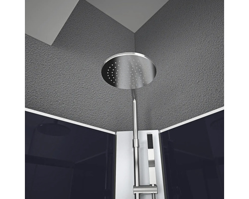 Dusche mit Duschkopf und Duscharmatur