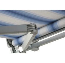 Detailansicht einer Markise mit blau-weiss gestreiftem Stoff