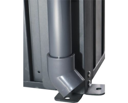 Gros plan d''une évacuation d''eau de pluie sur un abri de jardin