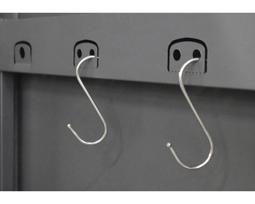 Deux crochets en S sur un support mural