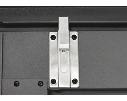 Vue détaillée d''un verrou métallique avec des vis sur un objet métallique