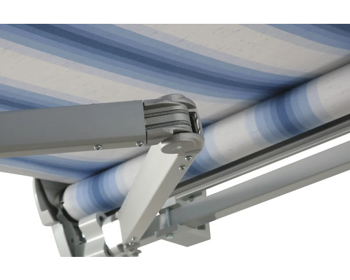 Detailansicht einer Markise mit blau-weiss gestreiftem Stoff und grauer Mechanik