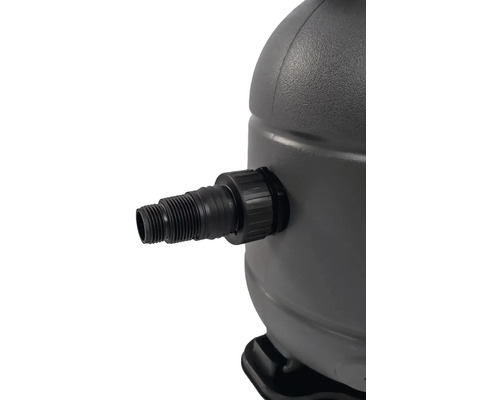 Gros plan d''un réservoir de filtre à sable avec raccord de tuyau pour installation de piscine.