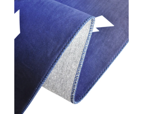 Detailansicht eines blauen Teppichs mit weißem Muster