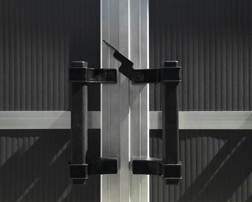 Vue détaillée d''un portail de jardin avec poignée et serrure