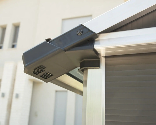 Gros plan d''un abri de jardin avec raccord d''angle en métal et ventilation