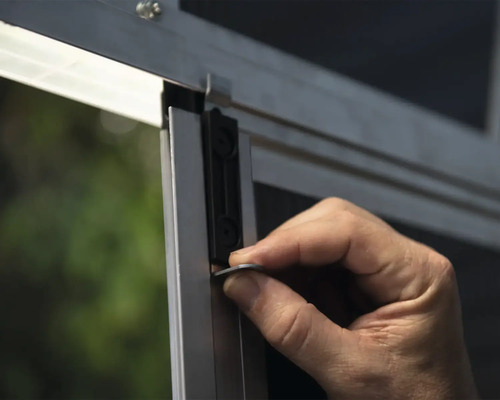 Montage d''une porte coulissante sur un cadre en aluminium