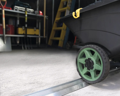 Une brouette se trouve dans un garage sur un profil de sol de porte de garage.