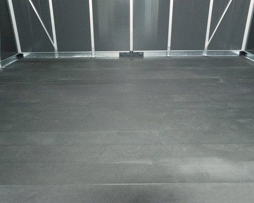 Vue intérieure d''une serre avec plaques de sol